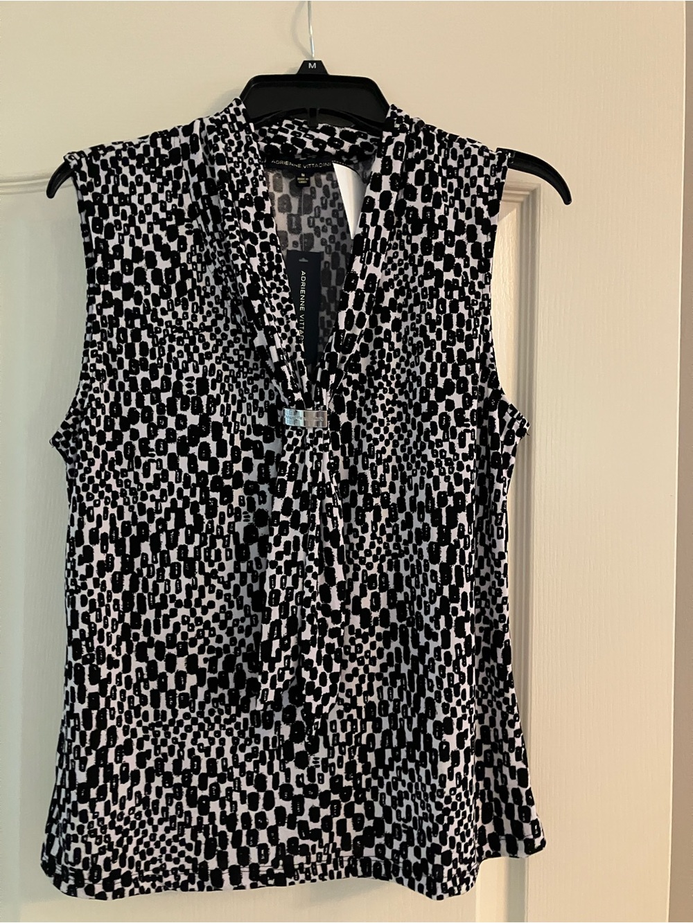Adrienne Vittadini Black & White Sleeveless Printed V-Neck Top